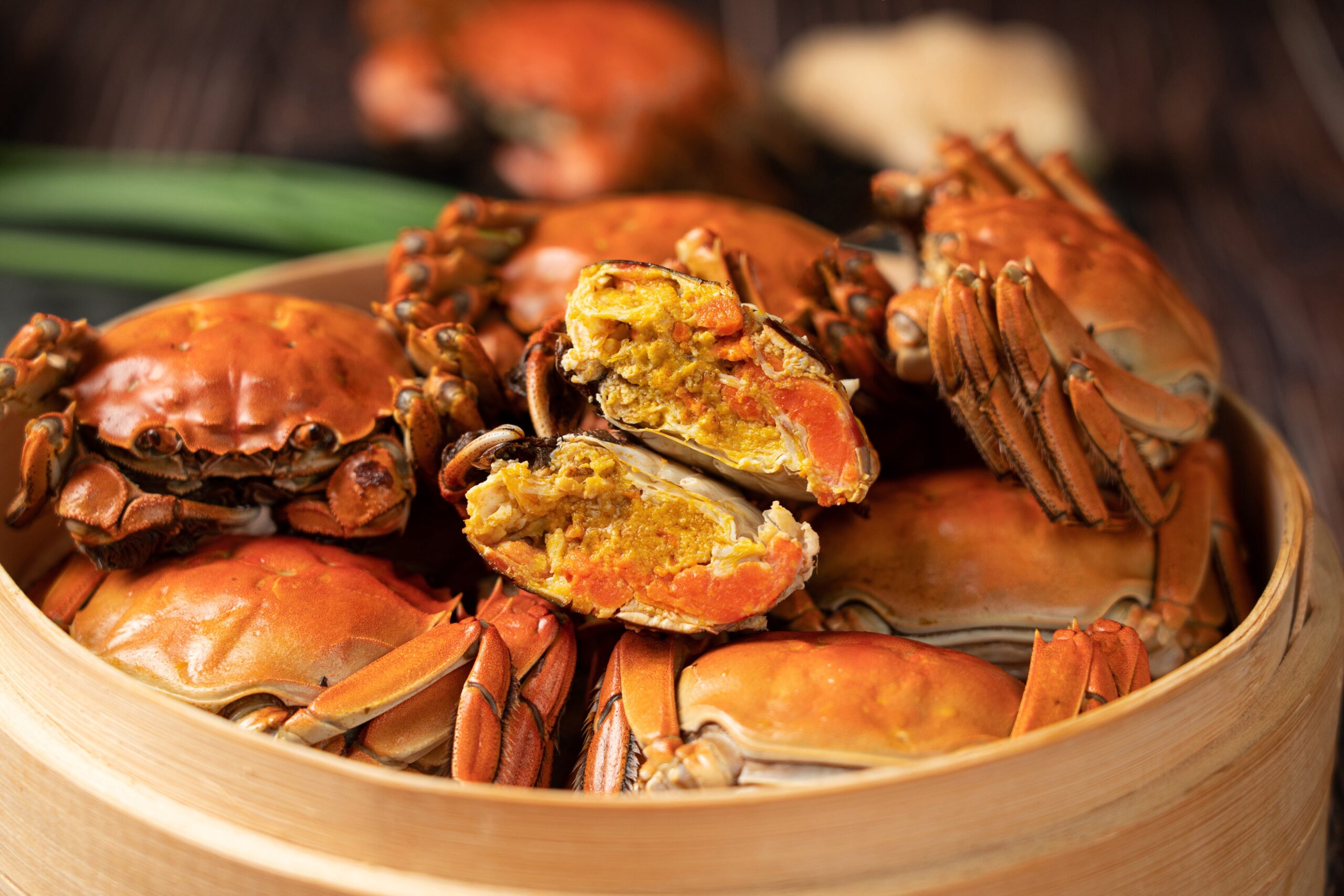 Steamed,Hairy,Crab,Meat,On,Table.