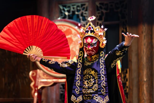 Face-Changing in Sichuan Opera - SMCOrientrip luxury China tour